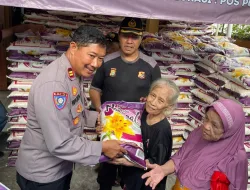 Sambut Hari Raya Waisak, Polsek Grogol Petamburan Salurkan 1000 Karung Beras Untuk Para Lansia