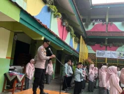 Bhabinkamtibmas dan Kapospol Kedoya Utara Sampaikan Pesan Positif Kepada Siswa SMA 57 Yang Lulus