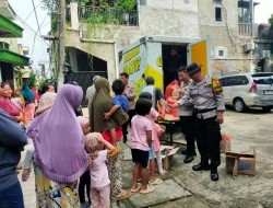 Polisi Bagikan Ratusan Nasi Box Kepada Warga Slum Area