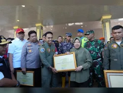 Danlanud Sultan Hasanuddin Terima Piagam Penghargaan Dari Menteri Sosial RI Atas Peran Dan Kontribusi Membantu Korban Banjir di Kabupaten Luwu