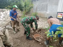 Terjun Bersihkan Lingkungan Babinsa Dapat Simpati Dari Masyarakat