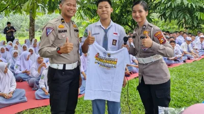 Satlantas Polres Pelalawan Bersama Tim ISDC Laksanakan “Police Goes To School” Ke Sekolah SMP 3 dan SMA 1 Bandar Sei Kijang