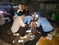 Tanggap Aduan Warga, Polsek Tambora dan P3S Evakuasi Pria Sakit di Bawah Flyover Angke