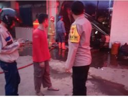 Polsek Gunung Putri Melalui Bhabinkamtibmas Desa Bojong Nangka Melakukan Pengecekan TKP Kebakaran Ruko Indomaret