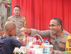 Kapolres Metro Jakarta Timur, Bhayangkari Dan Polwan Bagikan Nasi Gratis Kepada Warga Slum Area