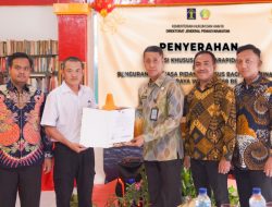 Sukarno Ali Serahkan Remisi Khusus Waisak Tahun 2024 Kepada 9 Warga Binaan Rutan Cipinang