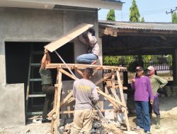 Babinsa Terjun Bantu Pembangunan Kantor Lembaga Pemberdayaan Masyarakat