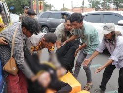 Kapolres Metro Tangerang Kota Bantu Korban Lakalantas, Angkat Korban Menuju RS