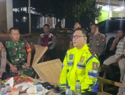 Kasat Lantas Polrestro Bekasi Kunjungi Pos Siskamling dan Dialog dengan Warga