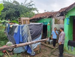 Polsek Ciampea Bersama Instansi Terkait Lakukan Pengecekan Rumah Tidak Layak Huni Di Ciampea Yang Berpotensi Menimbulkan Bencana Alam
