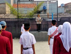 Kabag Log Polrestro Jaktim Sampaikan Pesan Penting Ke Siswa Saat Jadi Pembina Upacara
