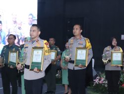 Sinergitas TNI Polri Pangdam Jaya  Beri  Penghargaan Kepada Kapolsek Mampang Prapatan Kompol David Y Kanitero