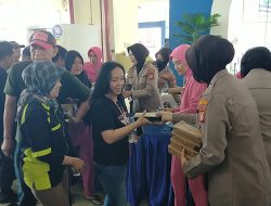 Kepedulian Polisi Bagikan Ratusan Paket Nasi Kotak di Terbus Pulogebang Cakung
