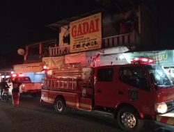 Polsek Cibinong Bersama Warga Masyarakat Cepat Tanggap Atasi Kebakaran Kontrakan di Cibinong Berhasil Dipadamkan Warga