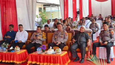 Kapolrestabes Medan Beserta Toko Masyarakat Membunyikan Sirine Menandakan Terbentuknya Polsek Medan Tembung