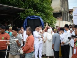 Pj Gubri Bersama Warga Saksikan Penyembelihan Hewan Kurban Bantuan Presiden Jokowi