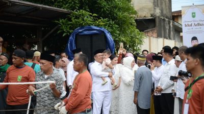 Pj Gubri Bersama Warga Saksikan Penyembelihan Hewan Kurban Bantuan Presiden Jokowi
