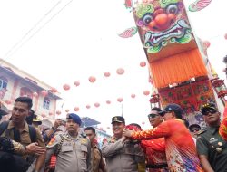 Momen Kapolda Riau Ikut Gotong Replika Tongkang di Bagansiapiapi