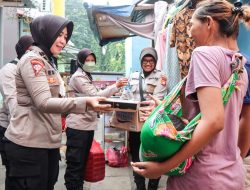 Polwan Polres Metro Jakarta Timur Berbagi Makan Kepada Masyarakat