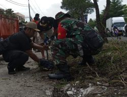 Bantu Masyarakat Bersihkan Lingkungan Tumpukan Sampah Jadi Sasaran Babinsa