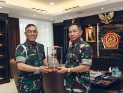 Panglima TNI Terima Pin Gajah Mada, Sebagai Simbol Warga Kehormatan Puspomad