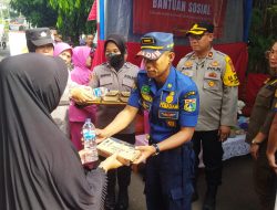 Bakti Sosial Polres Metro Jakarta Timur Bersama Bhayangkari Bagikan Ratusan Nasi Kotak