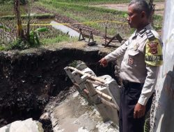 Polsek Ciomas Cek TKP Lokasi Adanya Robohnya jembatan penghubung antara kel.padasuka dan Desa Ciomas Rahayu