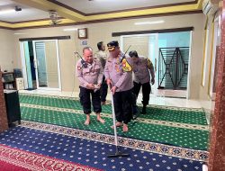 Polsek Johar Baru Gelar Bakti Religi Bersih-Bersih Tempat Ibadah