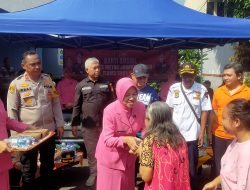 Peduli Masyarakat, Polres Metro Jakarta Timur dan Bhayangkari Bagikan Nasi Box Gratis Di Matraman