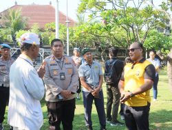 Bakti Religi, Kapolres Jakut Ajak Anggota Bersih-bersih di Pura Dalem Purnajati Tanjung Puri
