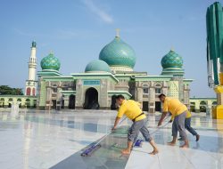 Hari Bhayangkara Ke 78, Dirnarkoba Polda Riau Pimpin Bhakti Religi Membersihkan Tempat Ibadah