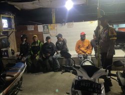 Bhabinkamtibmas Wilayah Hukum Polsek Megamendung Berikan Pengarahan kepada Warga  Desa Cipayung Girang  dan Menyampaikan Pesan Kamtibmas Pada Saat Melaksanakan Siskamling