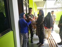 Bentuk Kepedulian Babinsa Dampingi Pendistribusian Bantuan Beras