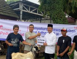 HK Grub Bersama IKMKB Bagikan Daging Kurban Pada Masyarakat Sekitar Mess Pemda Bengkalis