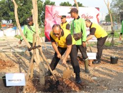 Kegiatan Penanaman Pohon  dan Bakti Religi di Masjid Babah Alun dalam Rangka Hari Bhayangkara ke-78