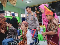 Hari Bhayangkara ke-78, Polres Metro Tangerang Kota Serahkan Bantuan Alkes Bagi Anak Disabilitas di SLB