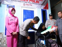 Sambut HUT Bhayangkara Ke-78, Polres Metro Bekasi Bedah Rumah Warga