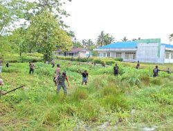 Babinsa Koramil 1715-05/Batom Kodim 1715/Yahukimo Bantu Warga Melaksanakan Pembersihan Lingkungan di Distrik Batom