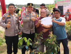 Memeriahkan HUT Bhayangkara ke-78, Kapolres Pelalawan Serahkan 1400 Bibit Pohon Kepada Masyarakat