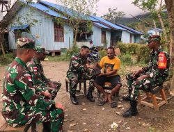 Babinsa Koramil 1715-01/Oksibil Kodim 1715/Yahukimo Melaksanakan Kegiatan Komsos Dengan Masyarakat di Kampung Dabilding, Distrik Kalomdol