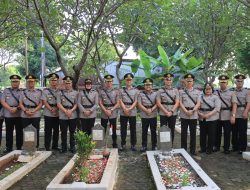 Kenang Jasa Pahlawan Jelang HUT Bhayangkara ke-78 Polrestro Bekasi Kota Ziarah dan Tabur Bunga
