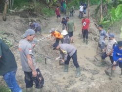 Polsek Nanggung Bersama Instansi Terkait Cek Lokasi TKP Adanya Tanah Longsor Menutup Akses Jalan di Desa Malasari, Nanggung Berjibaku Evakuasi Membuka Akses Jalan Yang Tertutup