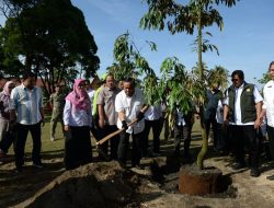 70 Pohon Bibit Durian Musang King Ditanam di Halaman Kediaman Gubernur Riau 