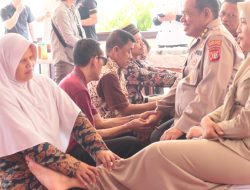 HUT Bhayangkara ke-78, Polres Jakut Berbagi Kebahagiaan Dengan Tunanetra