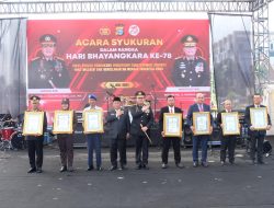 Serahkan Penghargaan di HUT Bhayangkara Ke-78, Pj Gubernur Riau: Mari Bersama Kita Dukung Polri