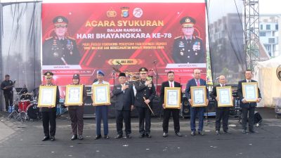 Serahkan Penghargaan di HUT Bhayangkara Ke-78, Pj Gubernur Riau: Mari Bersama Kita Dukung Polri