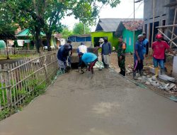Babinsa Terjun dalam Kegiatan Pengecoran Jalan di Kampung Babakan Rengas