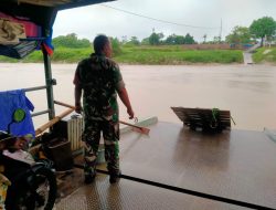 Aksi Babinsa Koramil 11 Pebayuran Pantau Ketinggian Debit Air Sungai Citarum Lewat Parahu Eretan