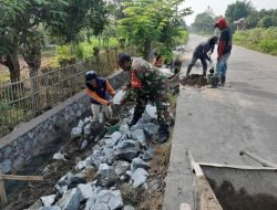 Babinsa Koramil 11 Pebayuran Bantu Warga Membuat Leningan Saluran Air di Kampung Tambun