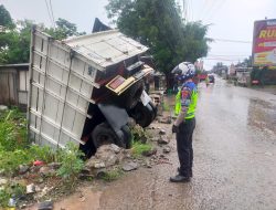 Polsek Cileungsi Bersama Unit Laka Lantas Lakukan Olah TKP Adanya Kecelakaan Antar Truk Yang Masuk Ke Kali